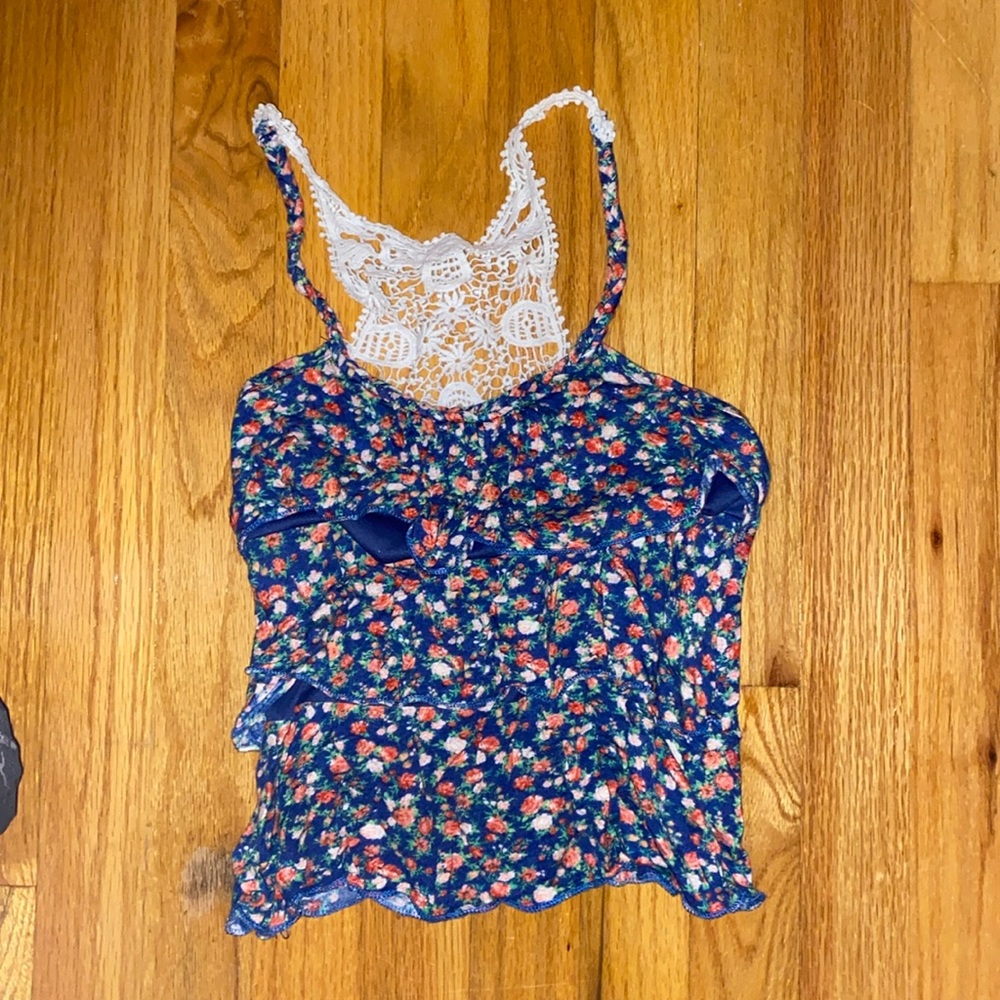 Lace back floral tank!